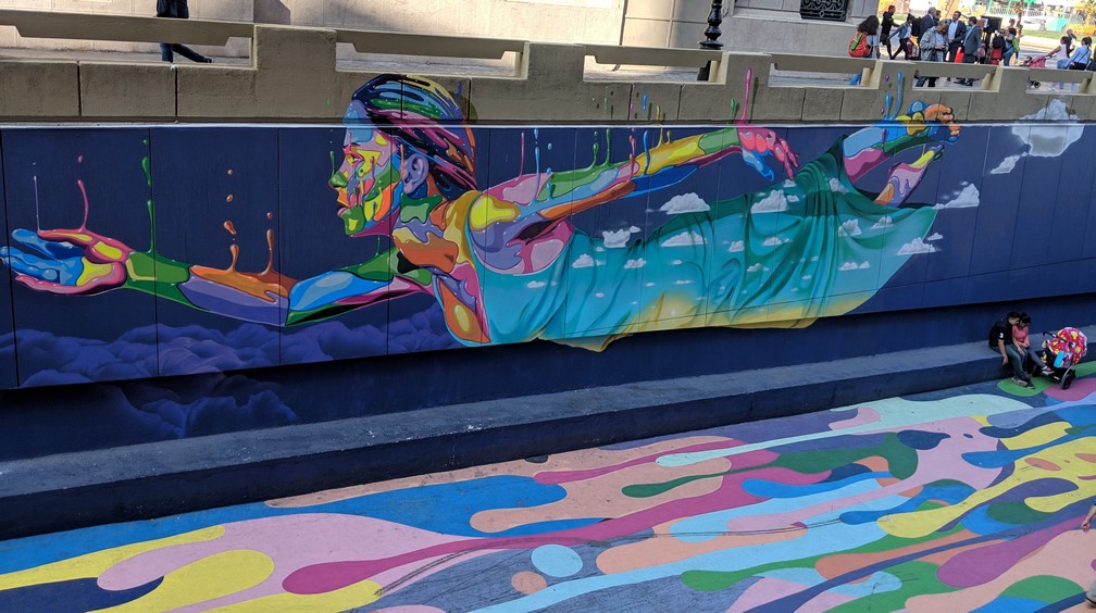 Une belle fresque d'une jeune fille multicolore qui flotte