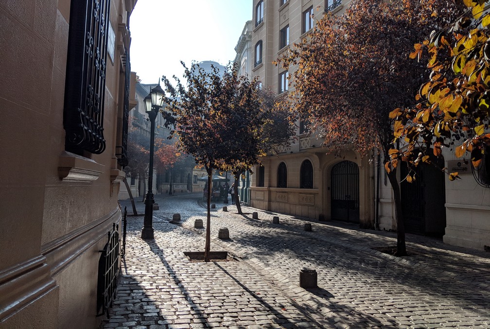 Petite rue pavée avec des arbres dans le quartier Paris-Londres à Santiago du Chili