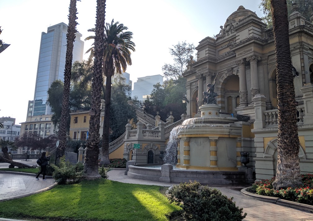 Belle fontaine entourée de palmiers sur la place de Neptune à Santiago