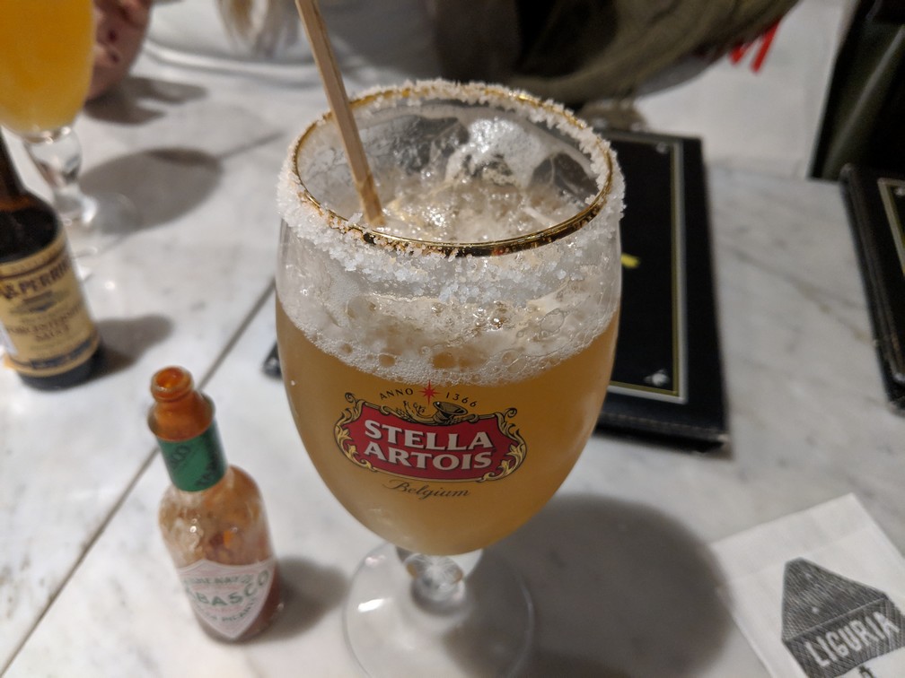 Un verre de bière avec du sel sur le bord du verre