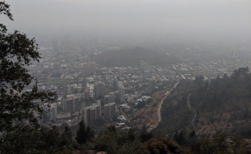 Point de vue sur Santiago depuis San Cristóbal, beaucoup de pollution masque les buildings