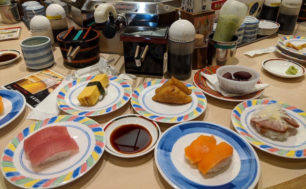 Quelques assiettes avec des sushis sont posées