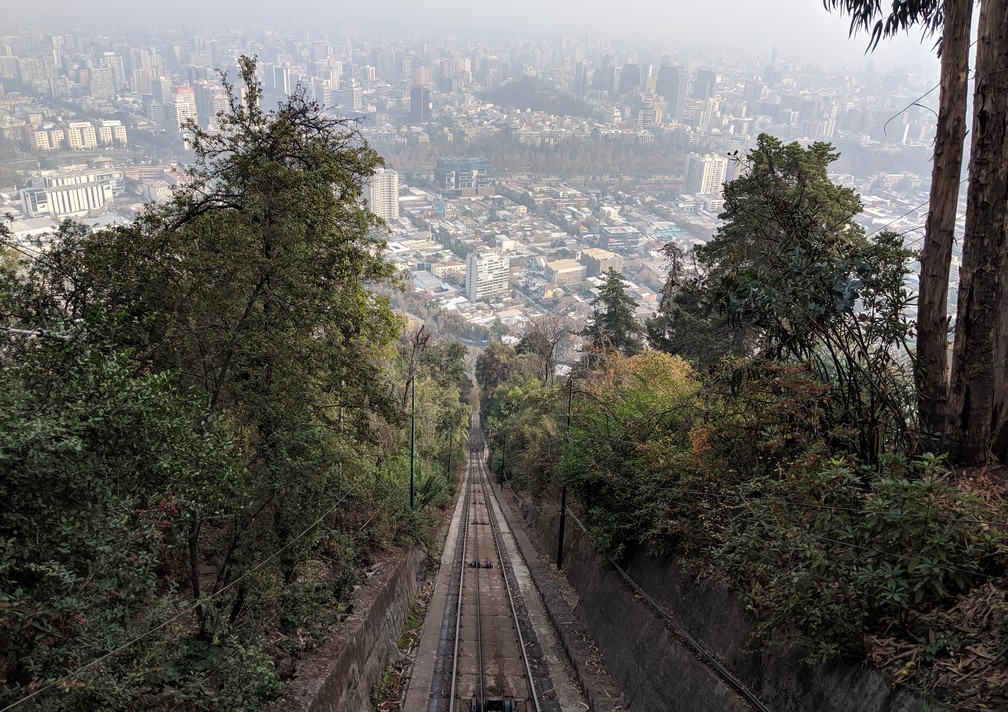Vue sur la ville de Santiago depuis le funiculaire de San Cristóbal en train de descendre