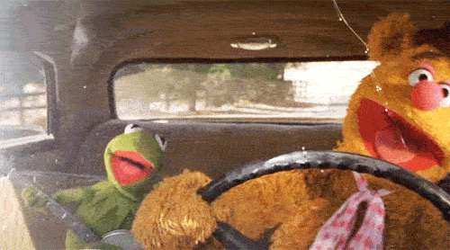 Gif animé de muppets dansant dans une voiture