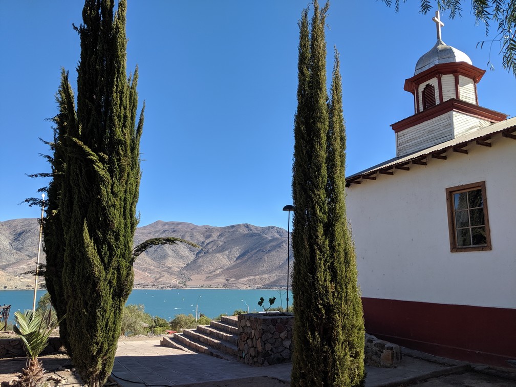 Eglise de Gualliguaica avec le lac en fond