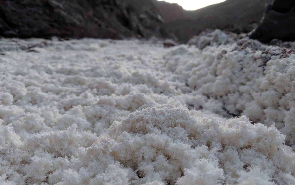 Gros plan sur les cristaux du chemin de sel dans la vallée d'Arcoiris