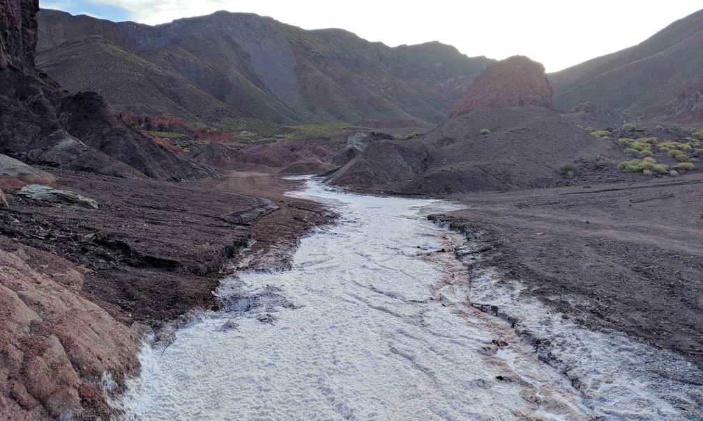 Un chemin de cristaux de sel amène au fond de la vallée d'Arcoiris