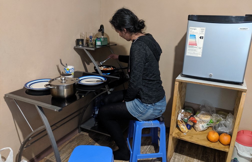 Salomé prépare le diner dans le petit coin cuisine de notre AirBnB à San Pedro de Atacama
