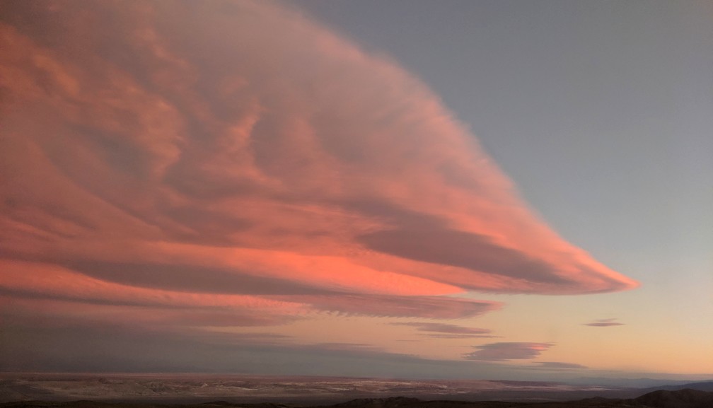 Gros nuage rose au coucher de soleil à San Pedro de Atacama
