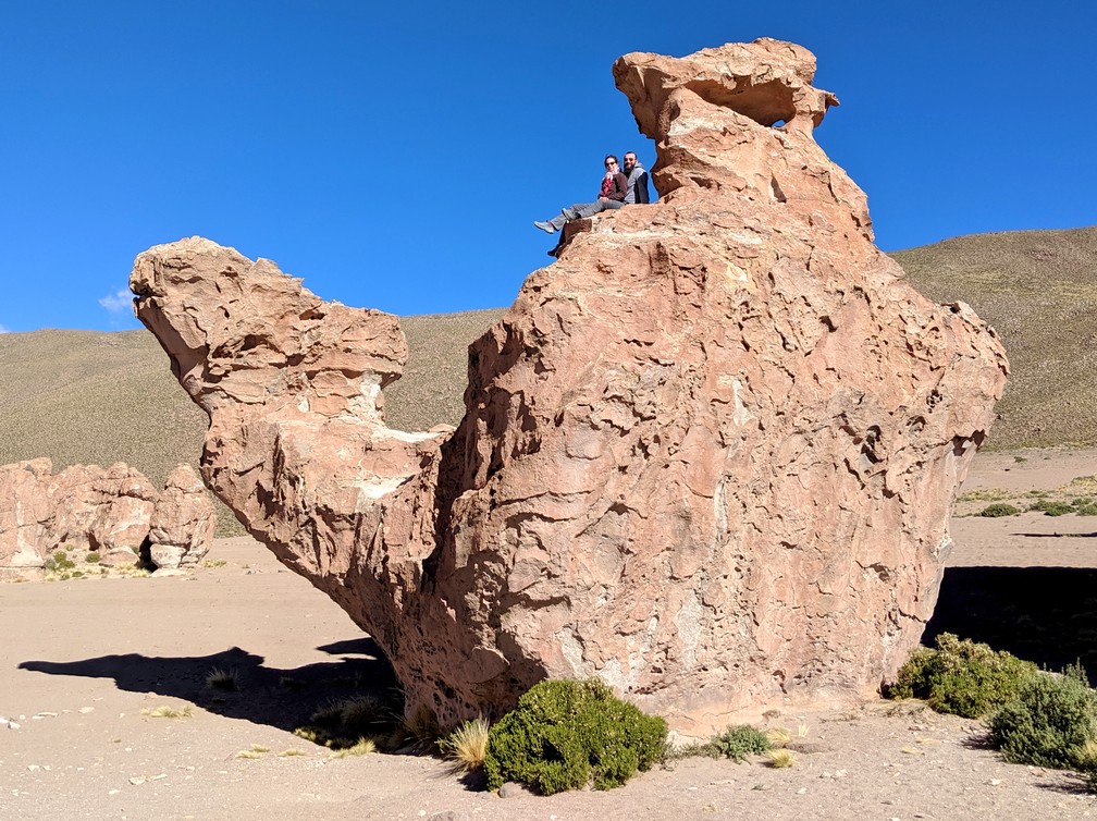 Salomé et Sylvain assis sur un gros rocher en forme de chameau