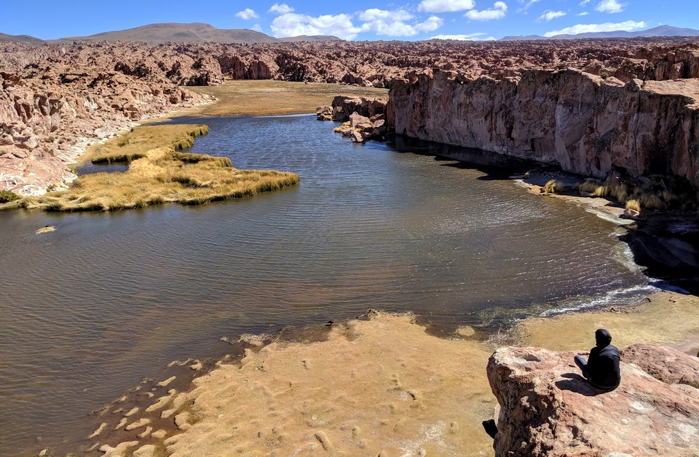 Salomé assise sur un rocher surplombant la Lagune Noire en Bolivie