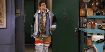 Gif animé de Joey avec pleins de vêtements