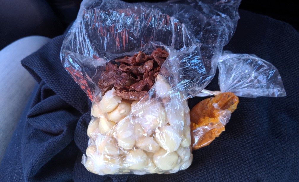 Charque, viande séchée et maïs blanc dans le bus entre Potosi et Sucre