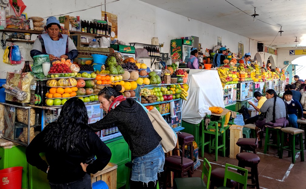 Salomé choisit son jus de fruit frais au marché central de Sucre