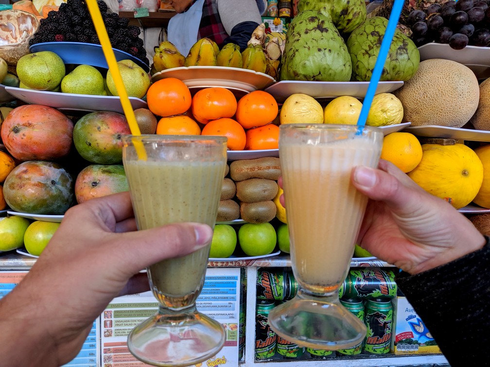 Deux verres de jus de fruit frais devant le stand au marché central de Sucre