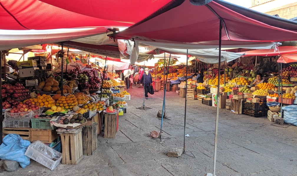 Stands de fruits au marché central de Sucre