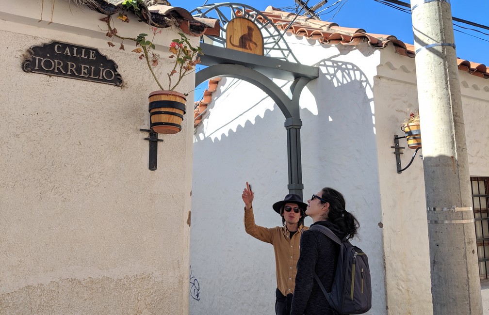 François montre l'entrée de la rue du chat à Sucre