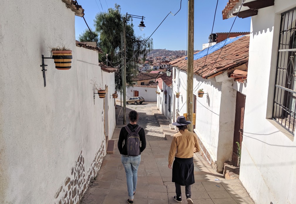 Salomé et François descendent une rue à Sucre