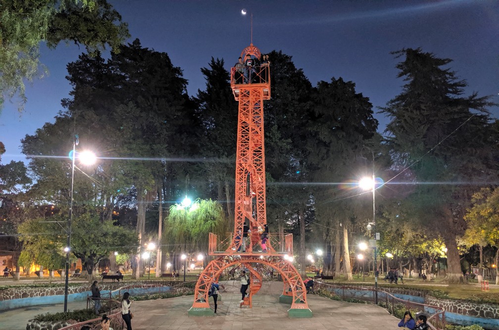 Petite réplique rouge de la Tour Eiffel dans le parc Simon Bolivar à Sucre