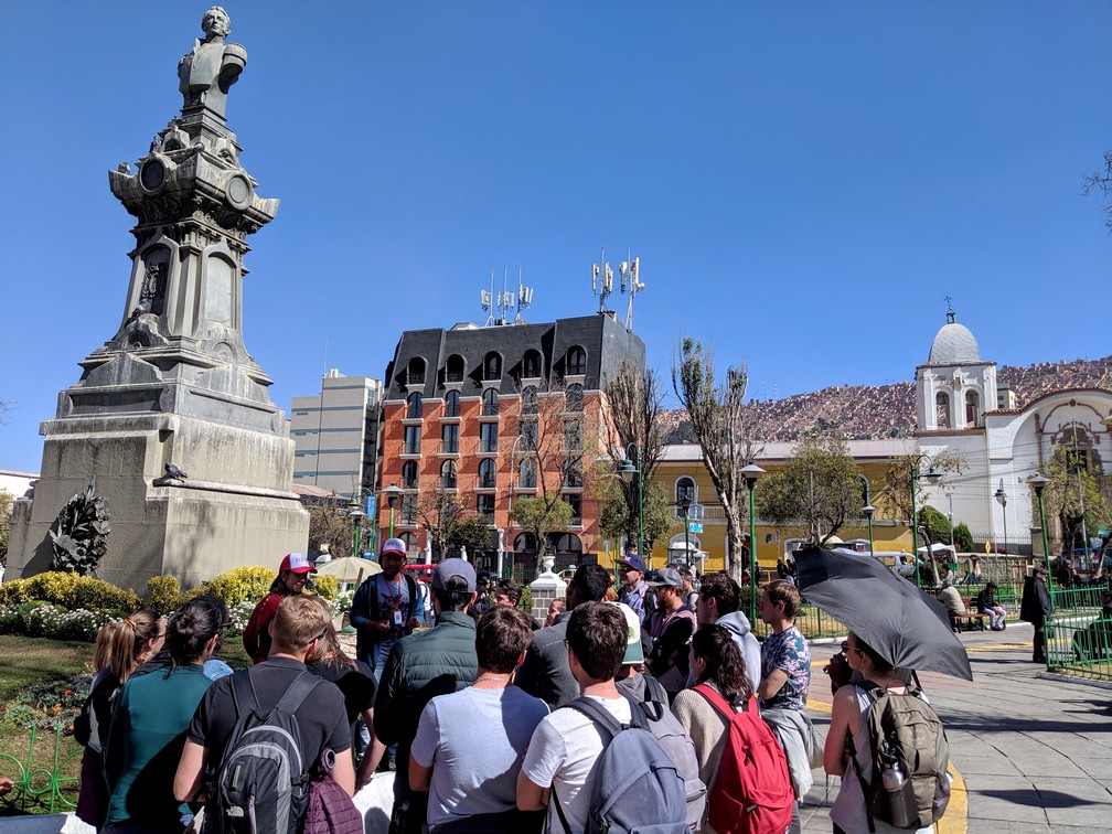 Rassemblement pour le tour Red Cap à la Plaza San Pedro de La Paz