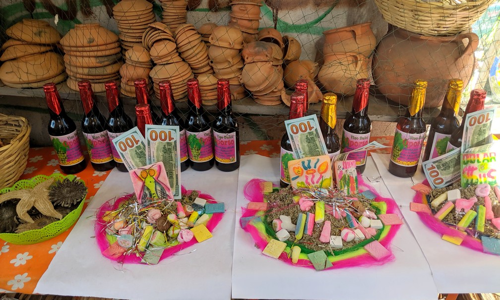 Des sucreries, des bouteilles et des faux billets en vente pour offrande pour Pachamama au marché des sorcières à La Paz