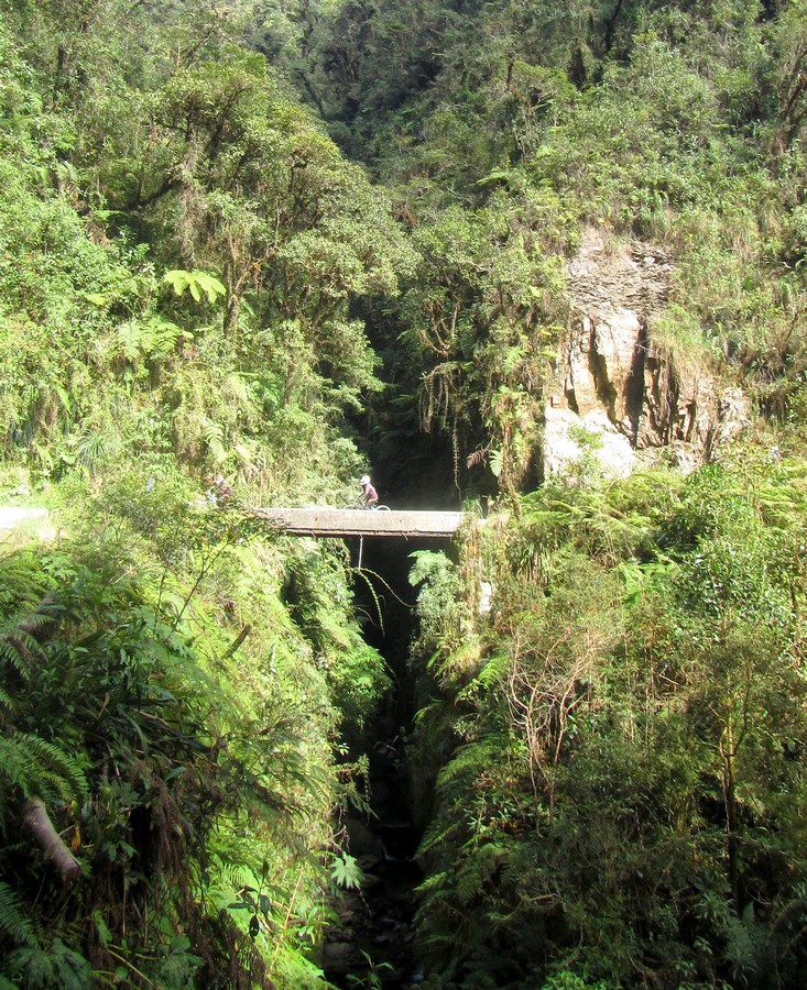 VTT traversant un pont sur la Route de la Mort