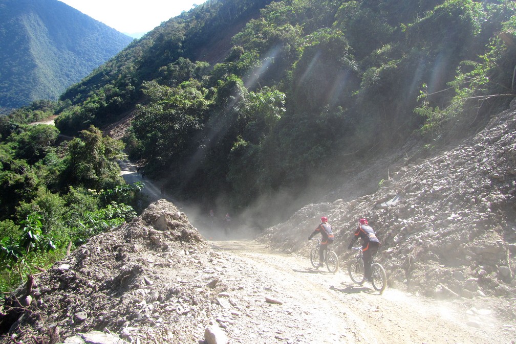Deux VTT traversent la poussière d'un passage rocailleux sur la Route de la Mort