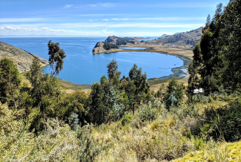 Petite crique sur le lac Titicaca vue depuis la crête