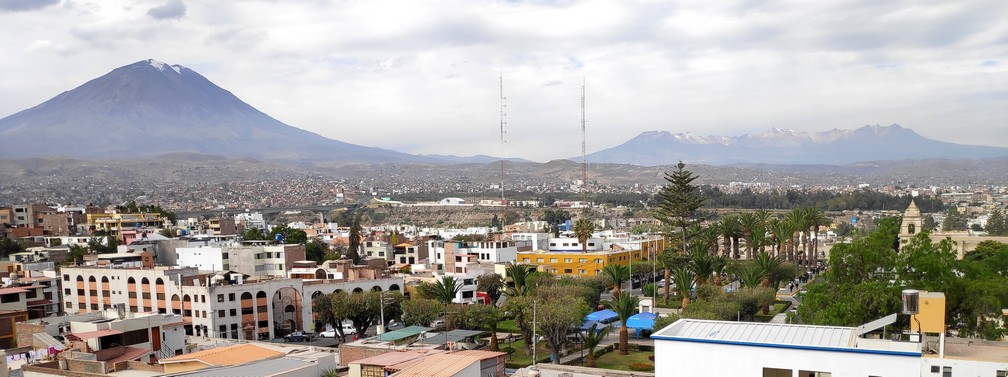 Panorama sur Arequipa et le volcan Misti