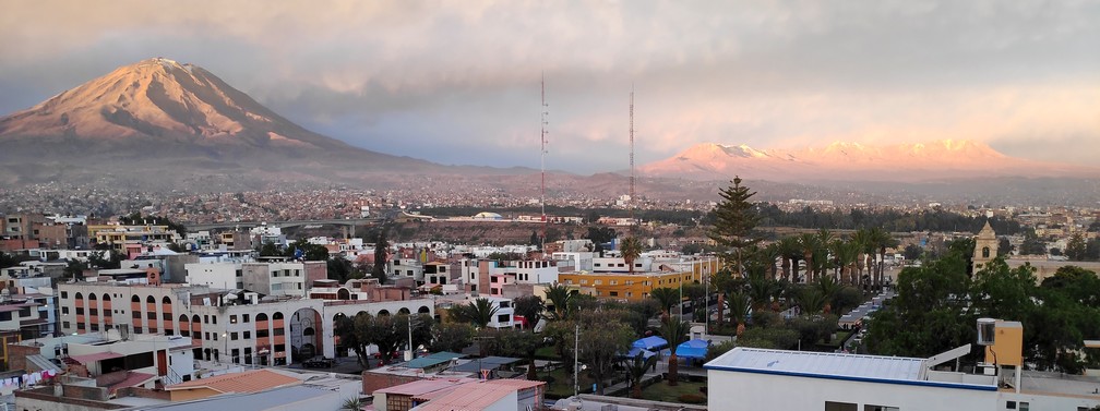Panorama au coucher de soleil sur Arequipa et le volcan Misti