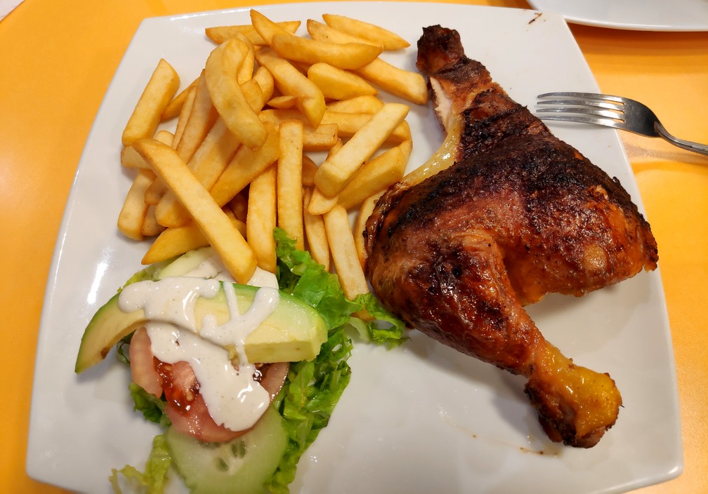 Une cuisse de poulet et des frites chez Top Chicken à Cusco