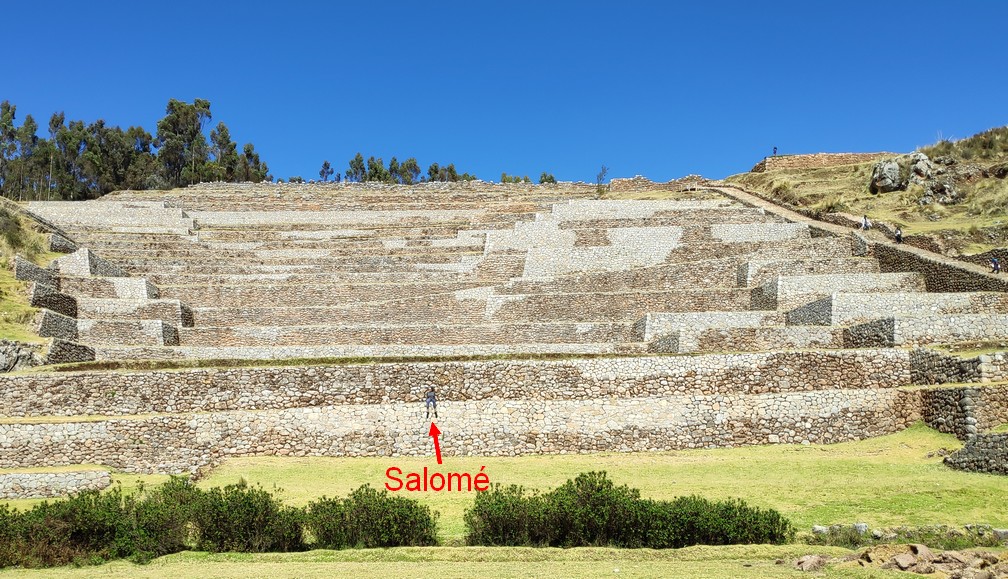 Salomé assise sur les ruines de Chinchero vues d'en bas