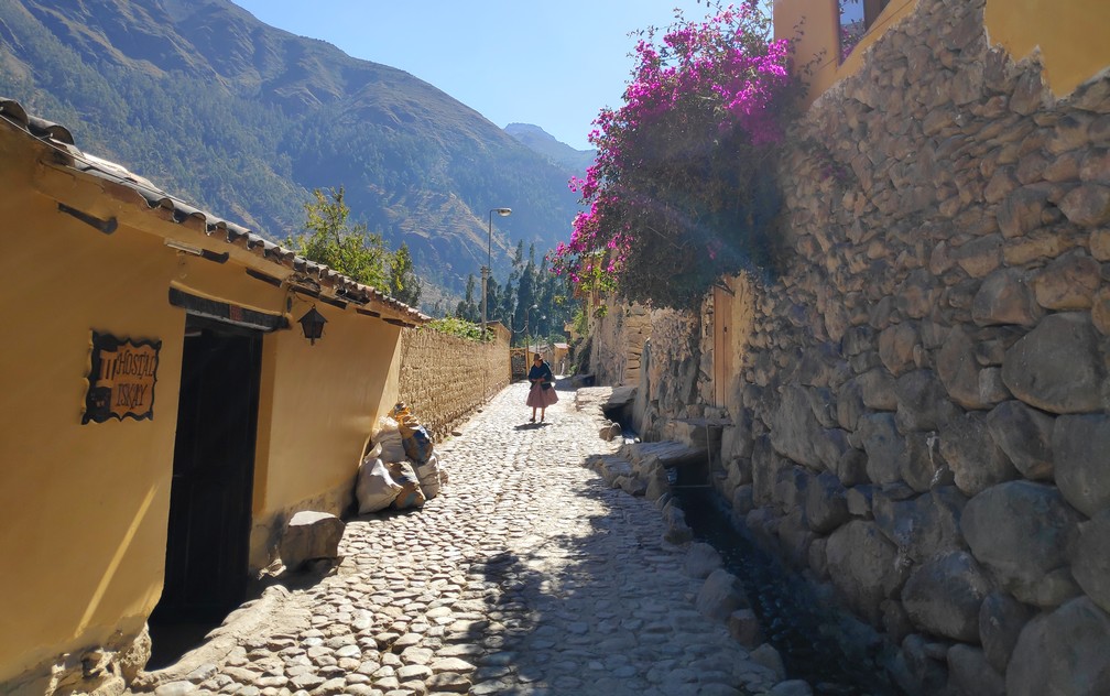 Ruelle pavée typique d'Ollantaytambo dans la vallée sacrée de Cusco