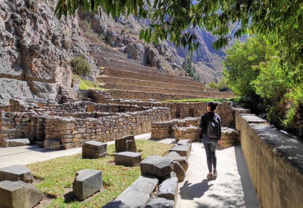 Salomé se balade dans les tuines incas d'Ollantaytambo