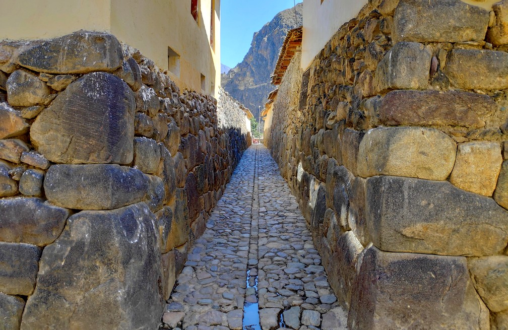 Ruelle typique Inca très étroite munie d'une rigole centrale à Ollantaytambo