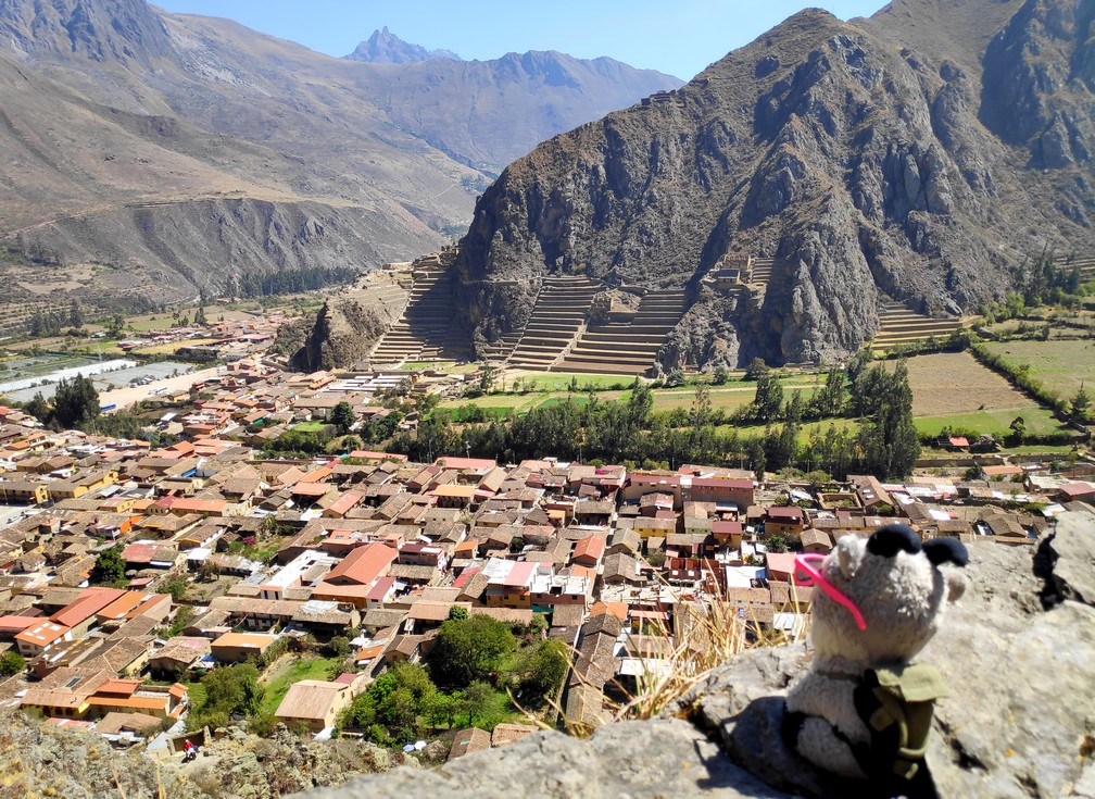 Panorama sur Ollantaytambo et ses vestiges incas vu depuis les ruines des maisons incas