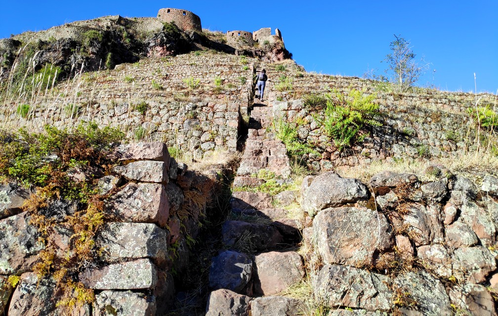 Salomé grimpe les marches des ruines de Pisac
