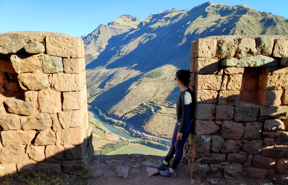 point de vue sur la vallée de Pisac depuis les ruines incas dans la vallée sacrée de cusco
