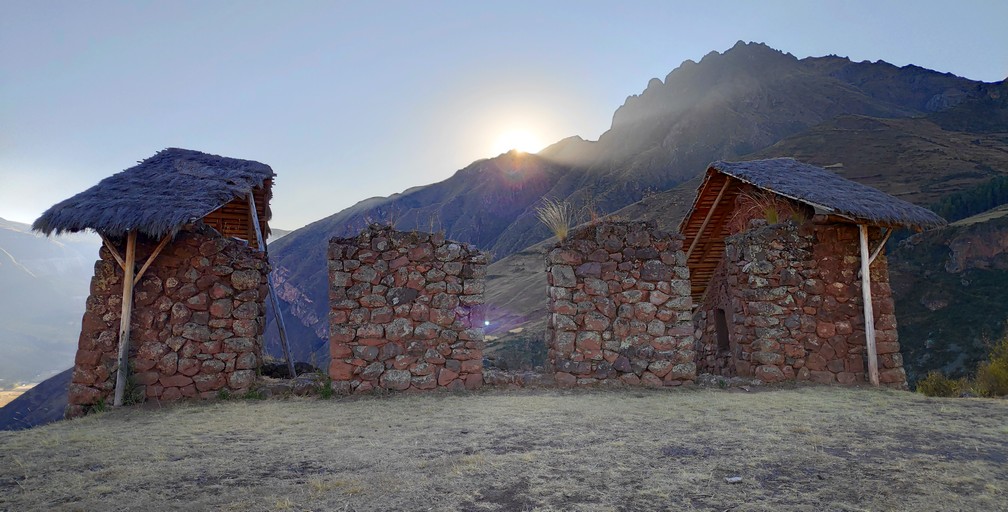 Coucher de soleil sur des maisons incas en ruine à Pisac