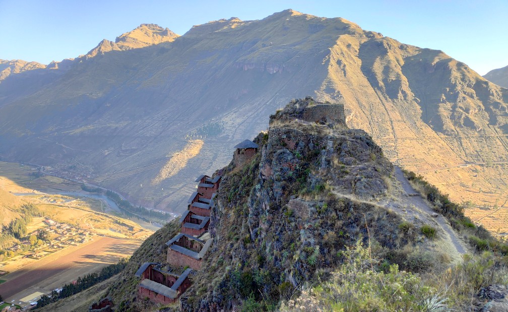 Vue sur les vestiges incas de Pisac avec la montagne en fond