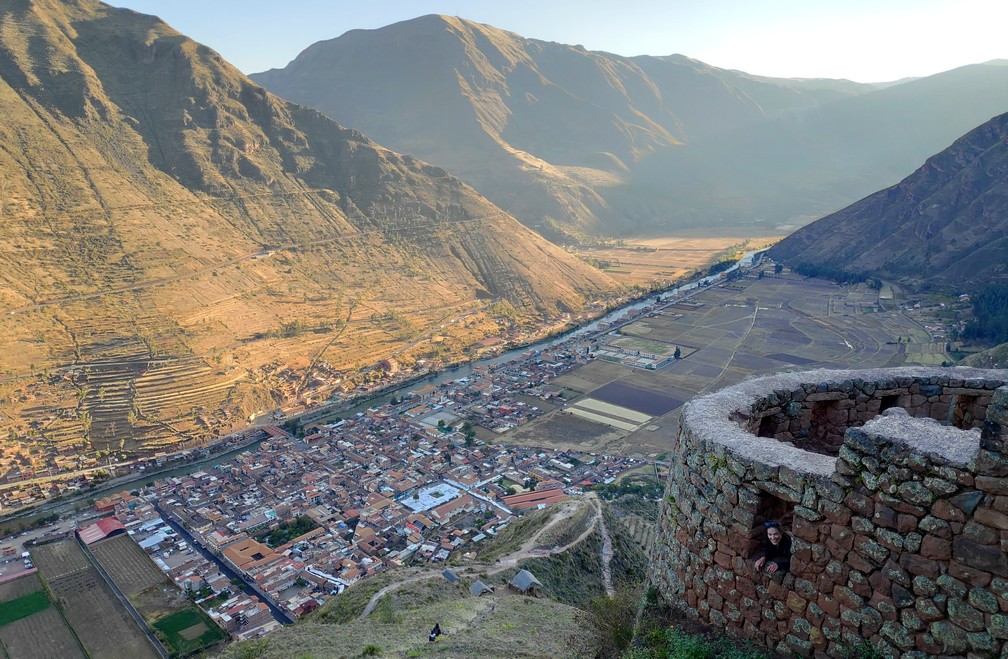 Vue sur le village de Pisac et la vallée sacrée de Cusco depuis les vestiges incas