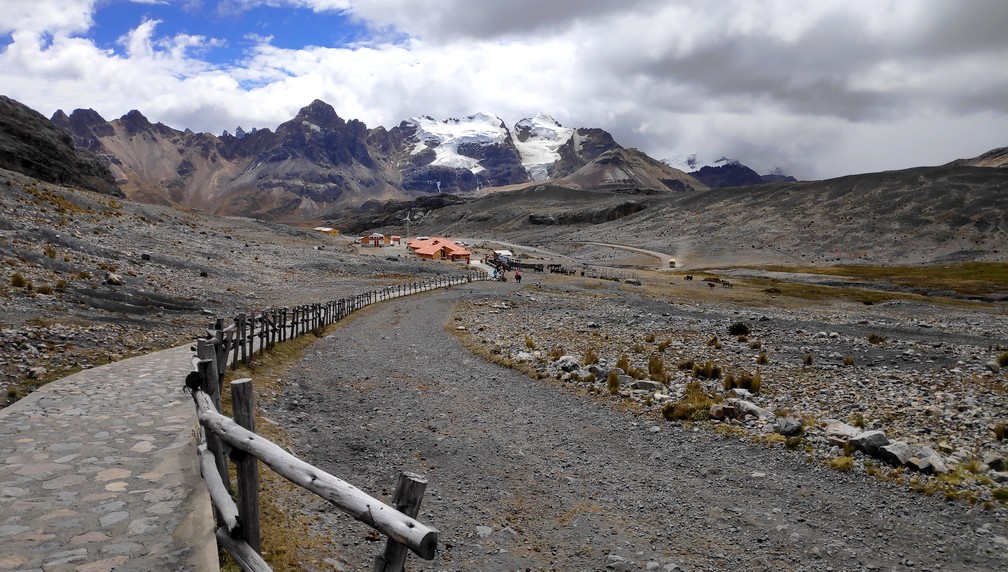 Chemin montant au glacier de Pastoruri au Pérou