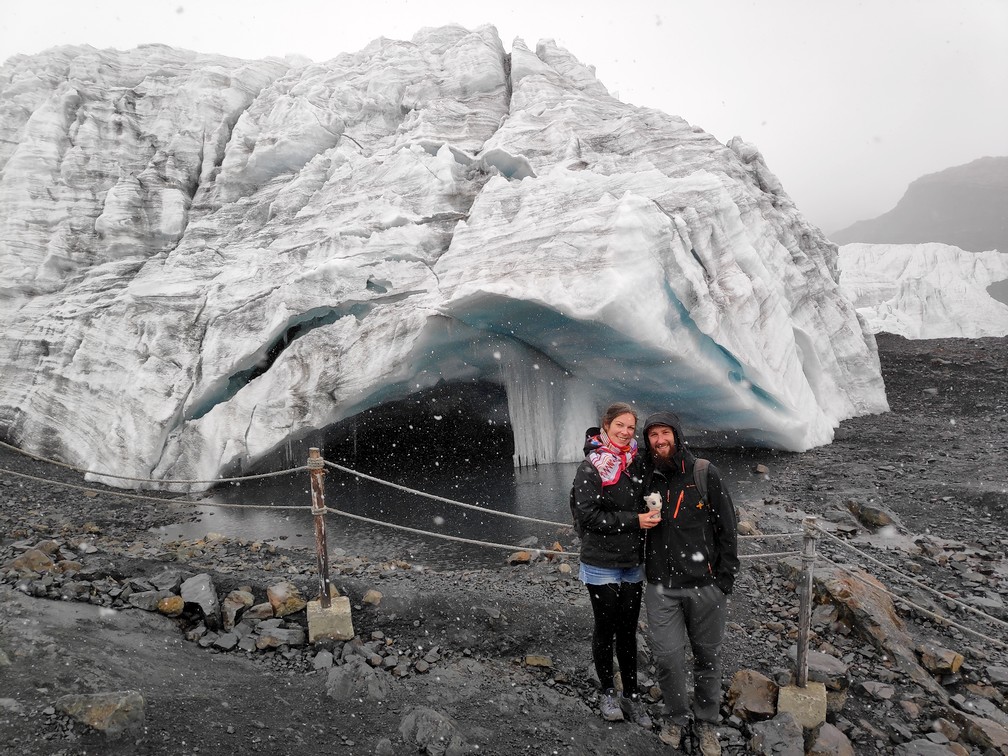 Salomé et Sylvain devant le glacier de Pastoruri dans la cordillère Blanche au Pérou