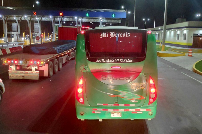 Bus arrivant de nuit à un péage au Pérou