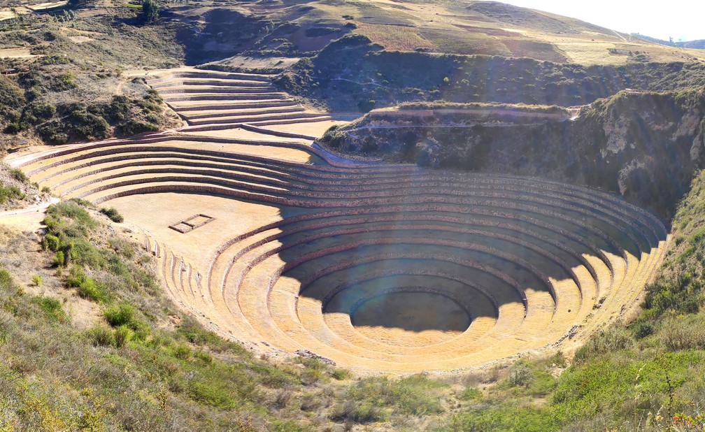 L'ombre descend sur les terrasses principales à Moray dans la vallée sacrée de Cusco