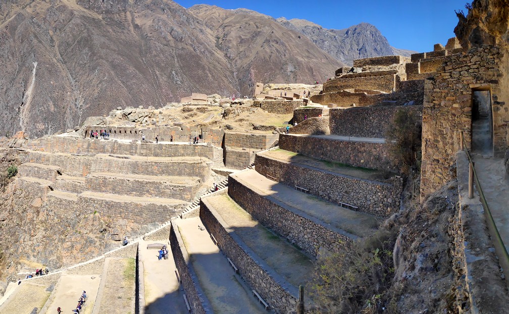 Vue d'ensemble sur les ruines incas d'Ollantaytambo avec les montagnes en fond