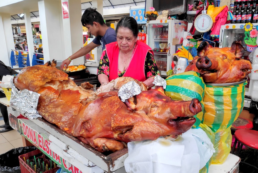 Cochon grillé sur un stand de hornados au marché du 10 août
