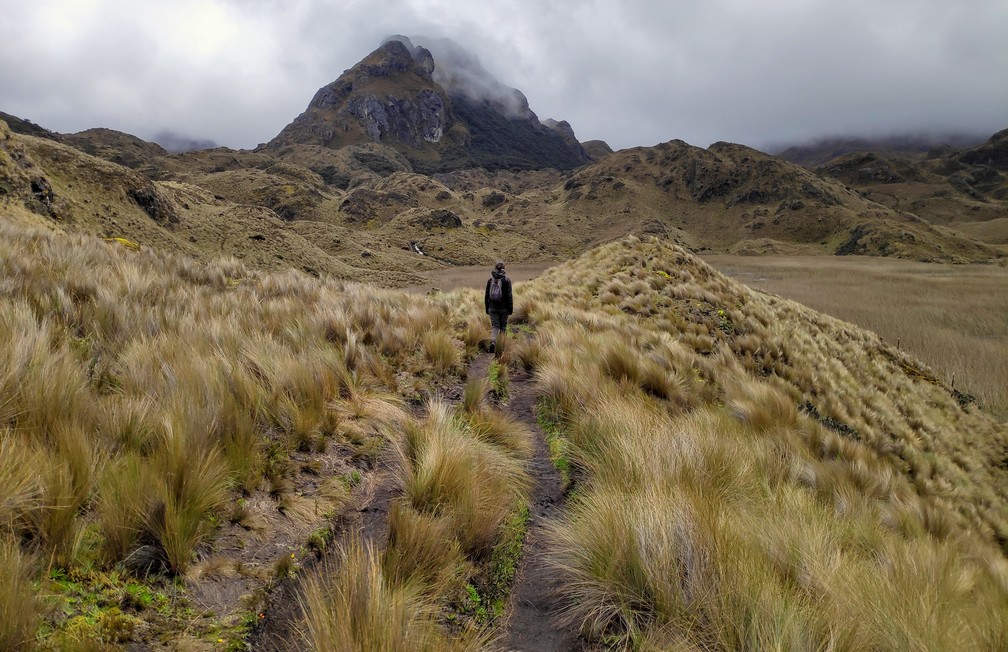 Salomé marche dans le parc Las Lajas sous un ciel gris près de Cuenca