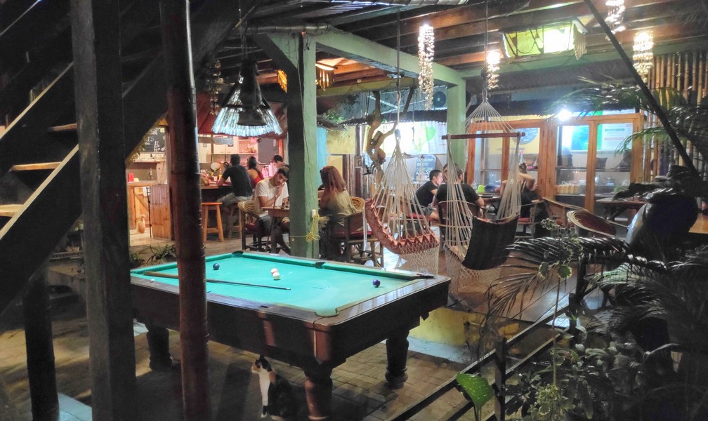 Table de billard et hamac dans l'espace commun de l'hostel Mamacucha à Montañita