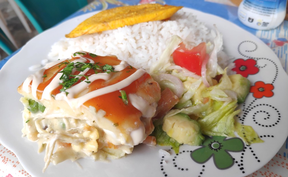  Assiette avec un Enrrollodo de pollo, de la salade et du riz à Montañita